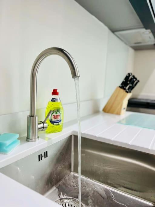 Lovely Studio Apartment With Free Parking Included! Manchester Buitenkant foto