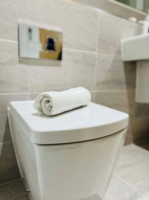 Lovely Studio Apartment With Free Parking Included! Manchester Buitenkant foto