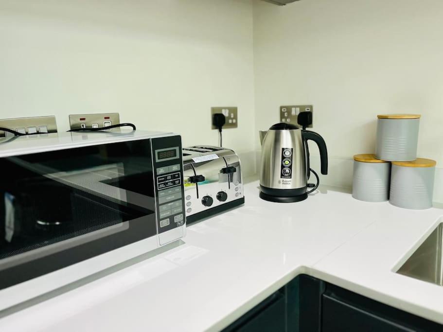 Lovely Studio Apartment With Free Parking Included! Manchester Buitenkant foto