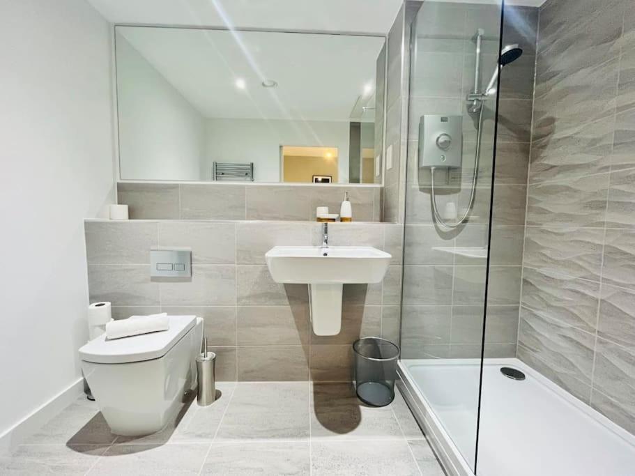 Lovely Studio Apartment With Free Parking Included! Manchester Buitenkant foto