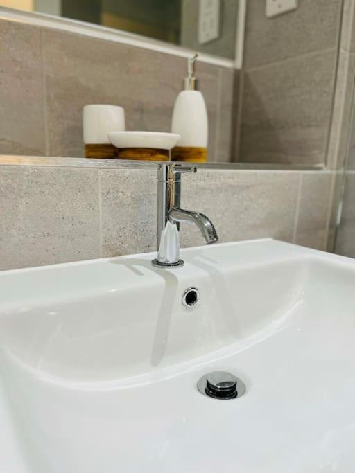 Lovely Studio Apartment With Free Parking Included! Manchester Buitenkant foto